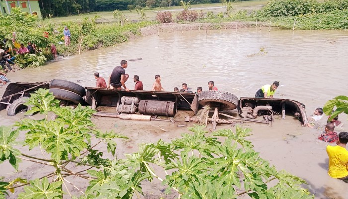 ঝালকাঠিতে নিয়ন্ত্রণ হারিয়ে পুকুরে বাস, নিহত ১৪