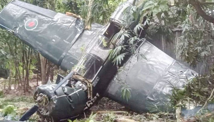 বগুড়ায় বিমান বাহিনীর প্রশিক্ষণ বিমান বিধ্বস্ত