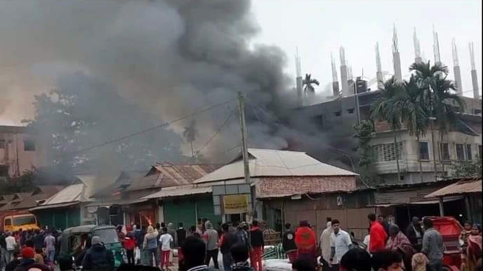 শ্যামগঞ্জে ভয়াবহ অগ্নিকাণ্ডে দুটি ব্যবসা প্রতিষ্ঠান ভস্মীভূত