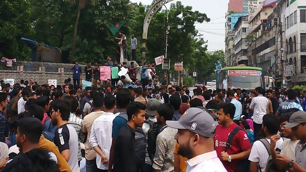 ৭ কলেজের শিক্ষার্থীদের সাইন্সল্যাব মোড় অবরোধ, তীব্র যানজট